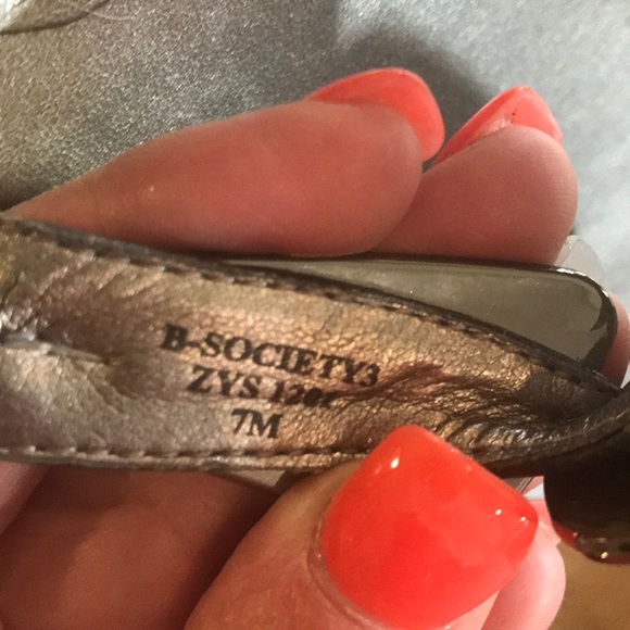 Bandolino Sandals Sulver Thong - Sz 7 - Picture 5 of 6